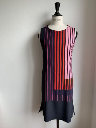 AKRIS punto: Neues extravagantes Kleid mit Volantdetails, 36