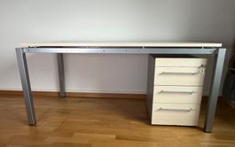 Grand bureau avec cadre métallique