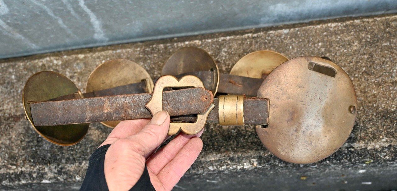Briglie & Cavezze: Altes PFERDE- ODER KUHGESCHIRR messing Länge 89.5cm – Usato da Pfaffhausen venduto da mono_rec