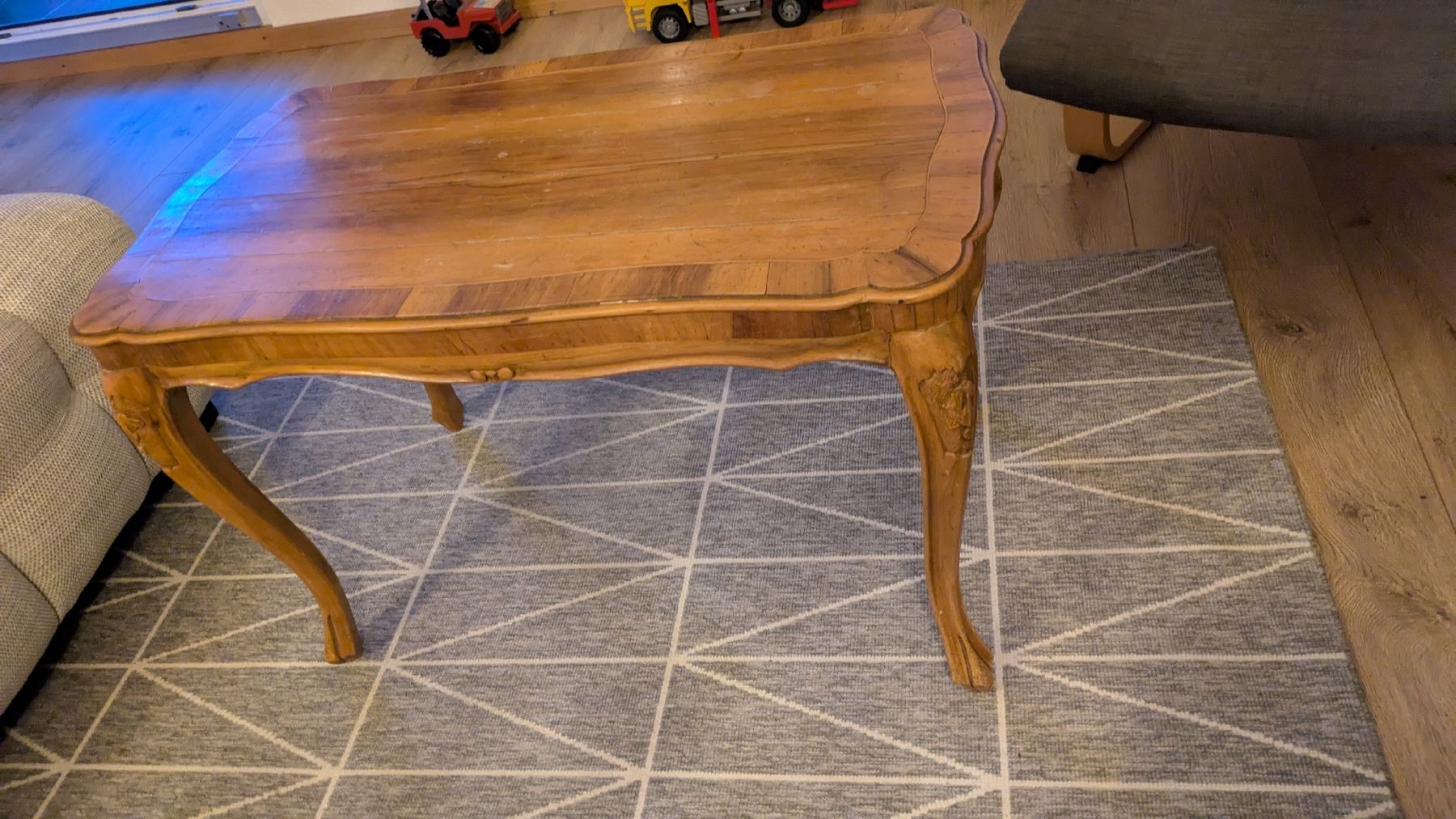 Tische: Antiker Couchtisch mit Cabriole Beine Barock Stil – Gebraucht aus Staad SG von Reenalina 8