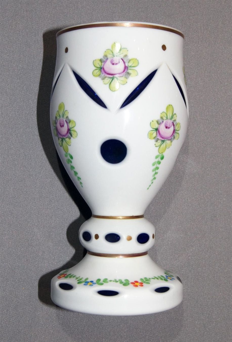 Verres: Prunk-Kelch oder Vase aus Überfangglas weiss/blau – D'occasion à Geroldswil par ARTEFACTO 2