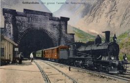 Göschenen  UR  -  Gotthardbahn fährt aus Tunnel