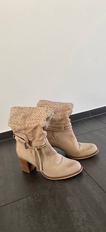 Scarpe da donna: Stiefel / Stiefeletten - beige - 37 – Usato da St. Niklausen LU venduto da Sundy01