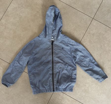 K-Way Petit Bateau rayée bleue et blanche taille 5 ans
