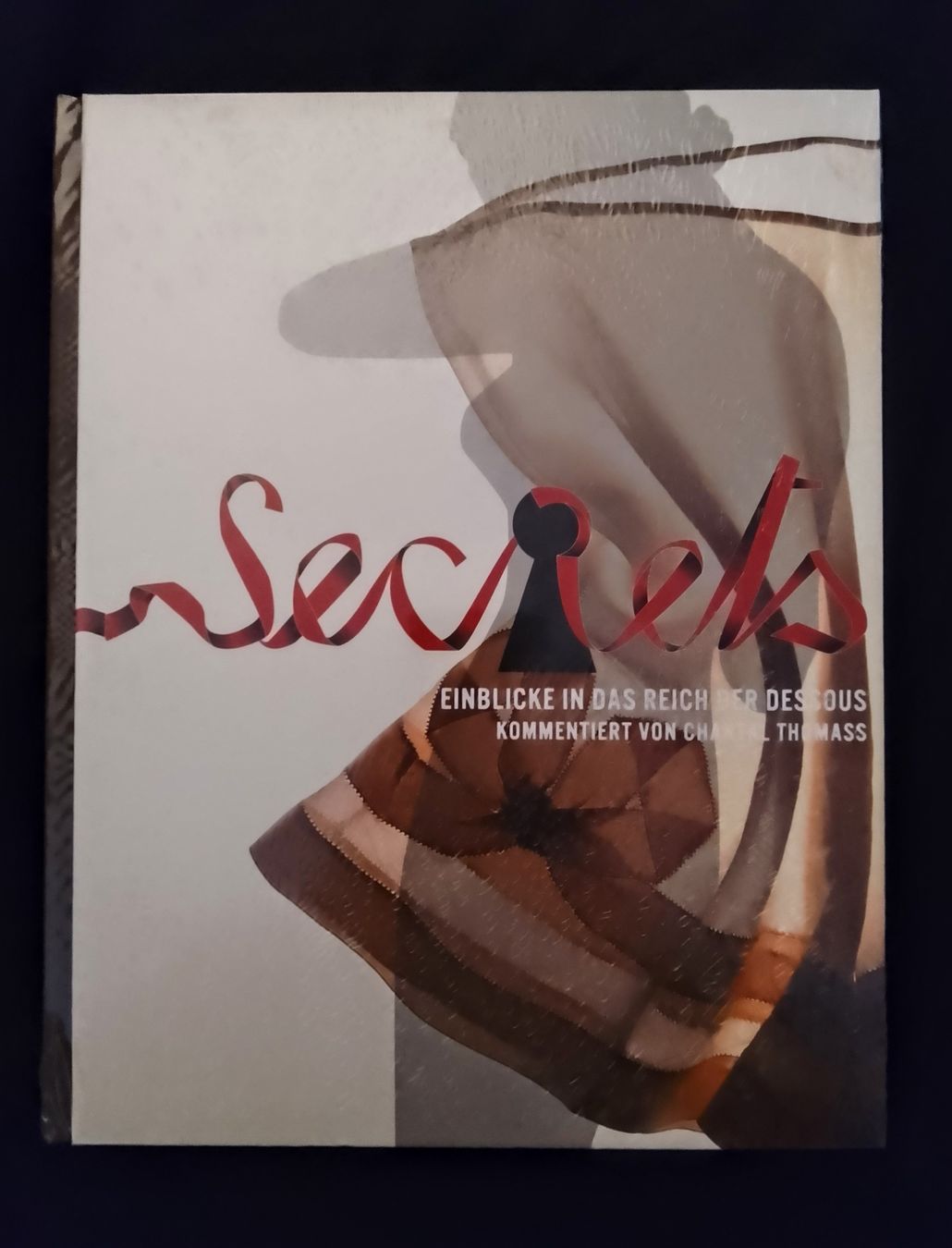 Libri: Ausstellungskatalog "Secrets" Dessous Ausstellung Textil – Nuovo e nell'imballaggio originale da St. Gallen venduto da EastLakeConcept