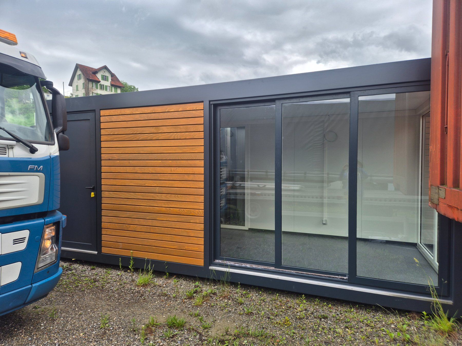 Contenedor modular habitable, oficina o casa de jardín – 6,05 × 2,44 m detalle 1
