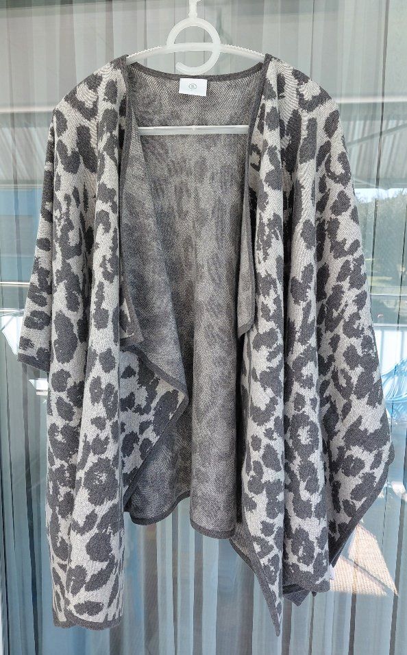Bogner Sonstige Damenmode: cape BOGNER,neuwertig,220 Fr. – Neu (gemäss Beschreibung) aus Bülach von reguskon