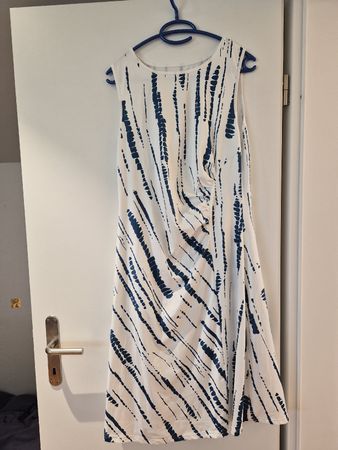 Kleid weiss/blau Grösse XL mit Muster und Raffung