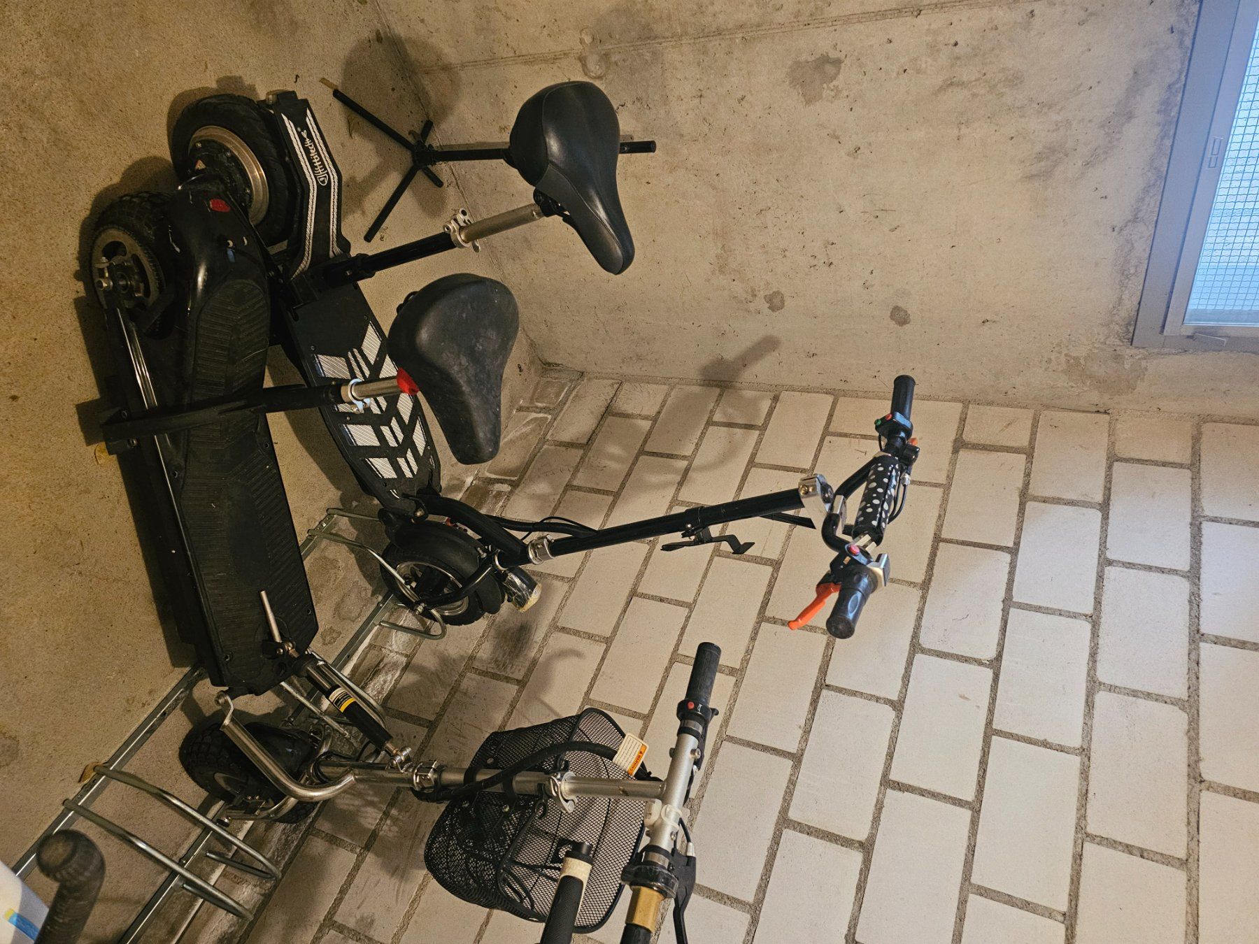 Scooters: 2 e-scooter, alt einer defekt – D'occasion à Oberrohrdorf par Koumala