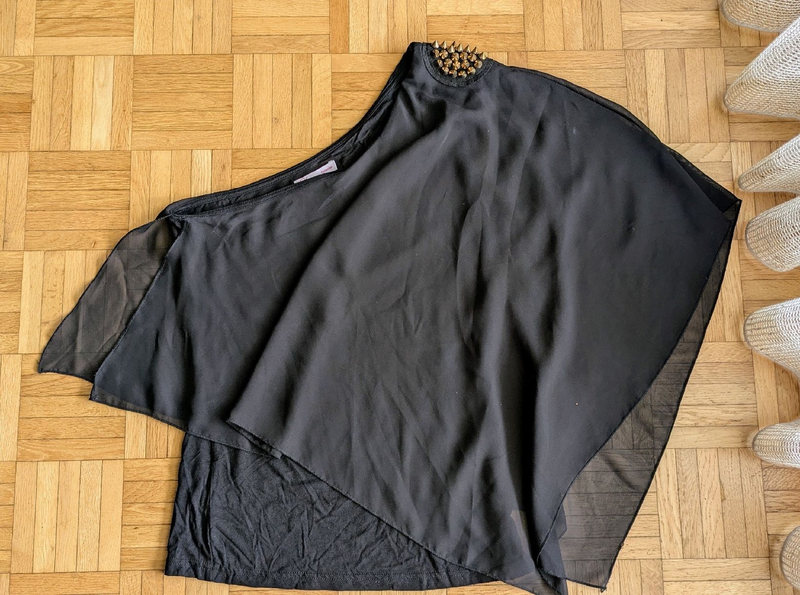 Top: Oneshoulder Top mit Nieten Gr. M/L – Nuovo (secondo la descrizione) da Grüningen venduto da mangaka