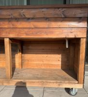 Holz-Blumenkasten mit Rollen 