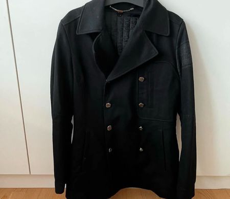 Manteau noir élégant, idéal pour l'automne