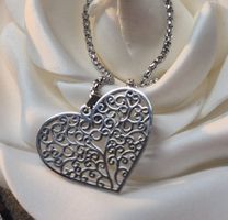 Collana con ciondolo a cuore traforato in acciaio inox