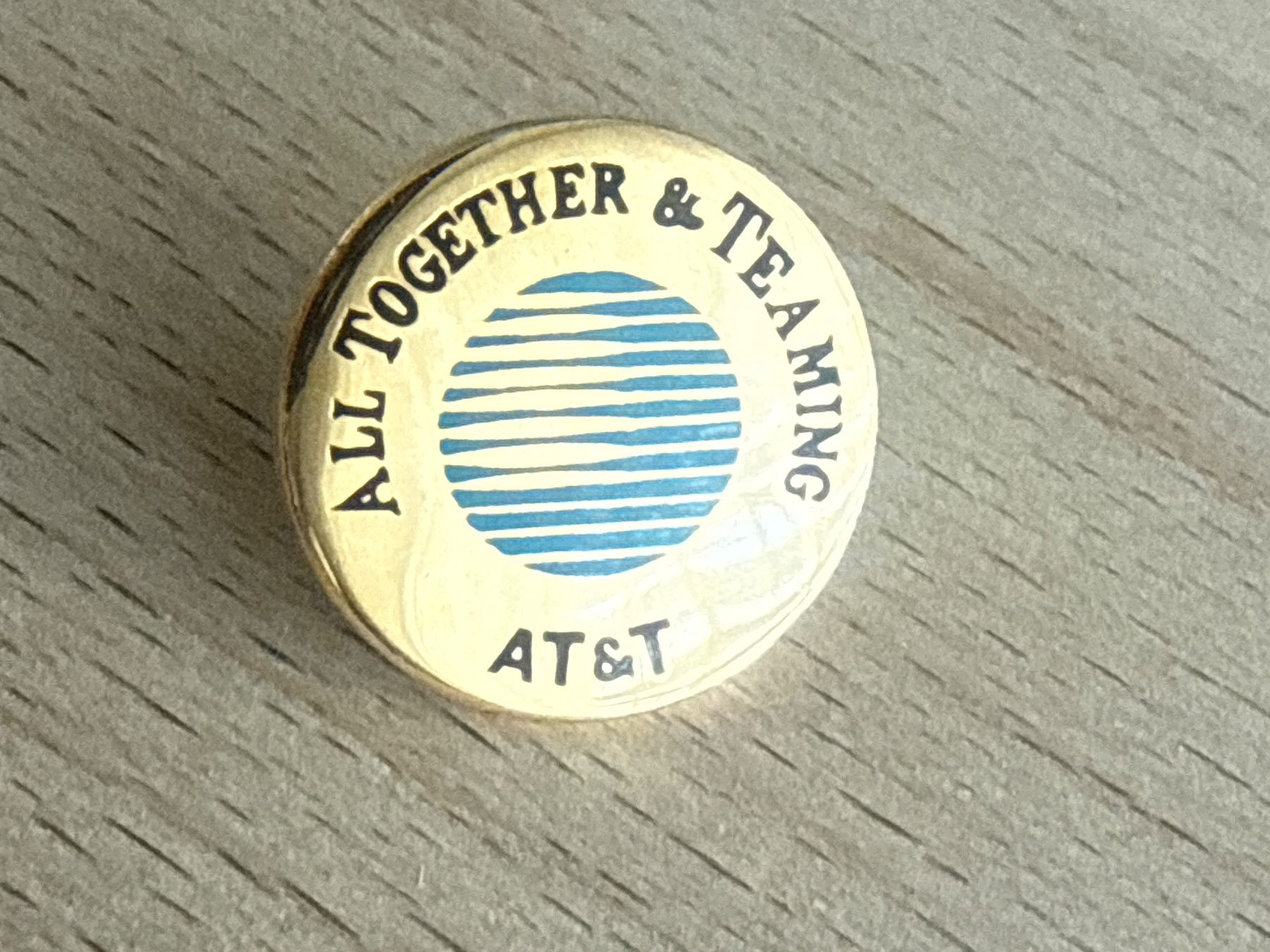 Plaketten & Abzeichen: Pin AT&T  "All Together & Teaming" – Gebraucht aus Glattbrugg von Schweigmatt