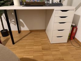 Pult mit 5 Schubladen - Schreibtischunterlage gratis dazu.