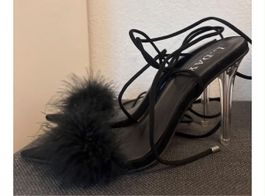 SCHWARZE HIGH HEELS MIT FEDERN