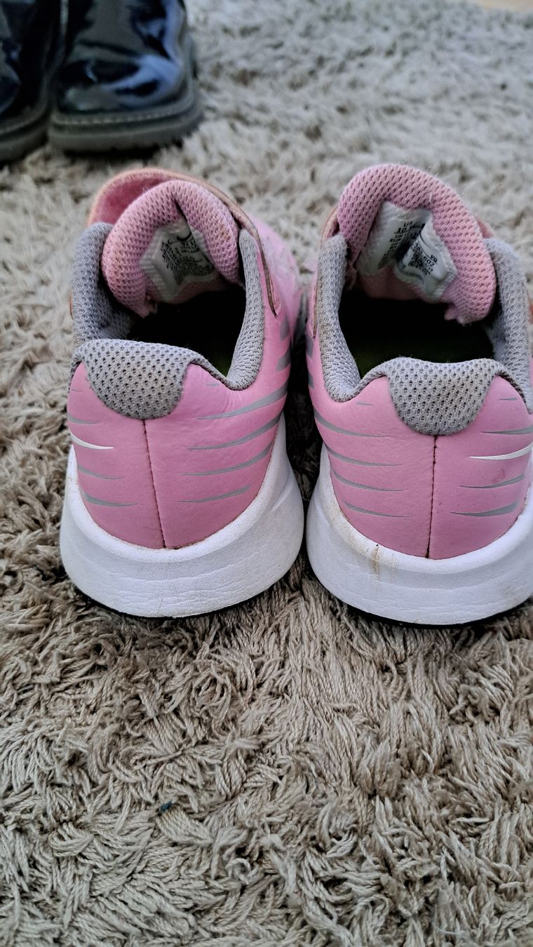 Nike Scarpe per ragazze: chaussures taille 27.5 , bon état, nike  – Usato da Meyrin venduto da Zahra011 2