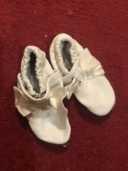 Schuhe für Mädchen: weisse Krabbelschuhe Leder weiss 21 – Gebraucht aus Bergdietikon von antovale