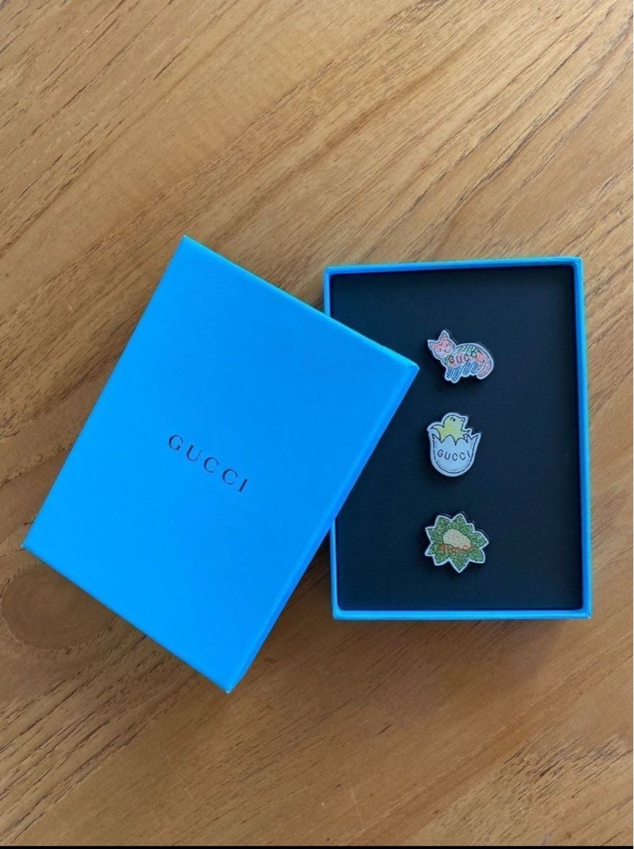 Placchette & Badge: Authentic GUCCI Enamel Pin Set, Limited Edition, Spring – Nuovo (secondo la descrizione) da Zürich venduto da Grothschild 2