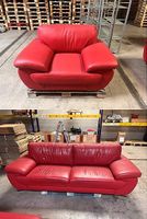 Rotes Sofa sucht neues Zuhause