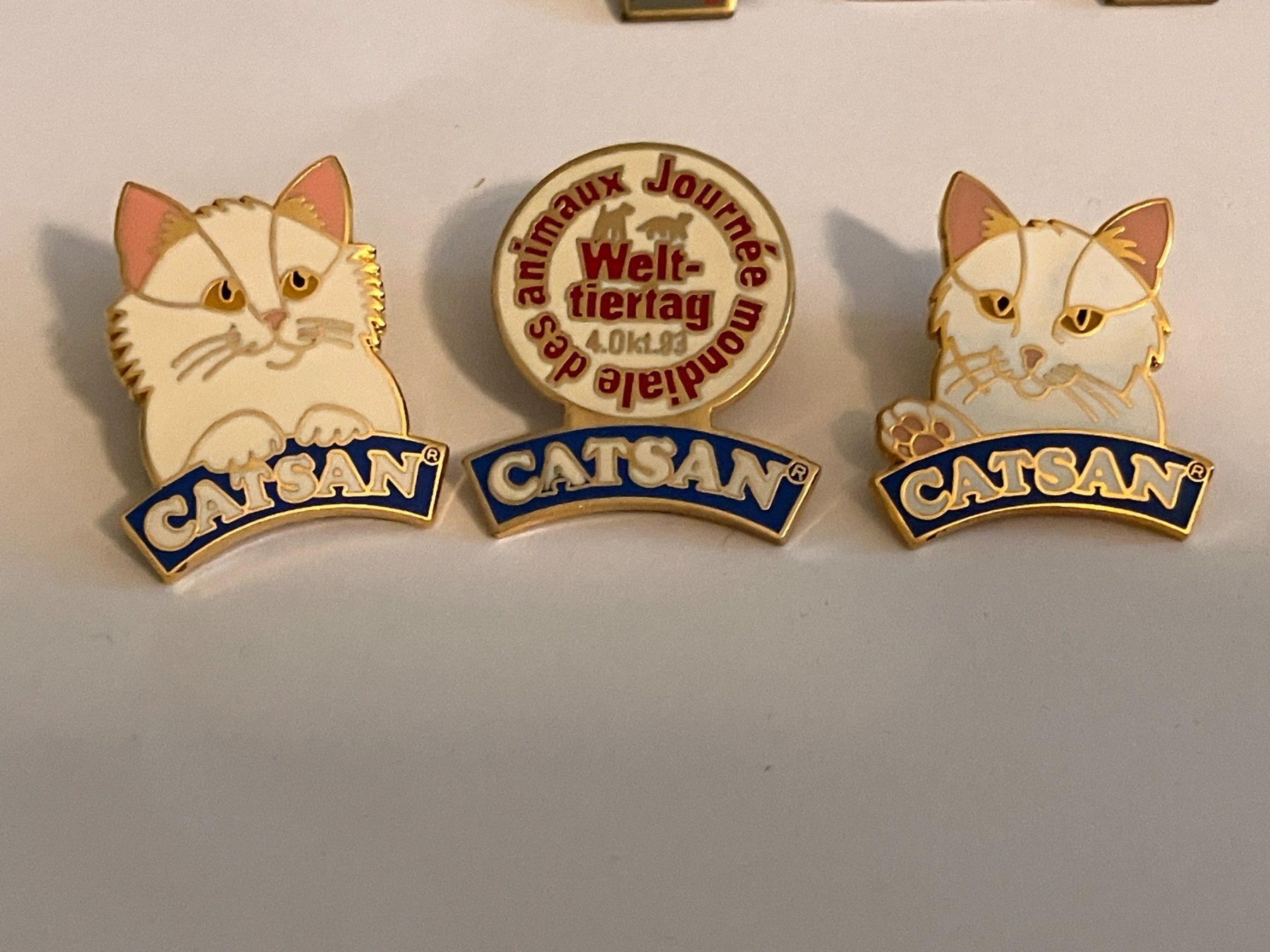 Placchette & Badge: 3 Pin Catsan – Usato da Basel venduto da djwwpp
