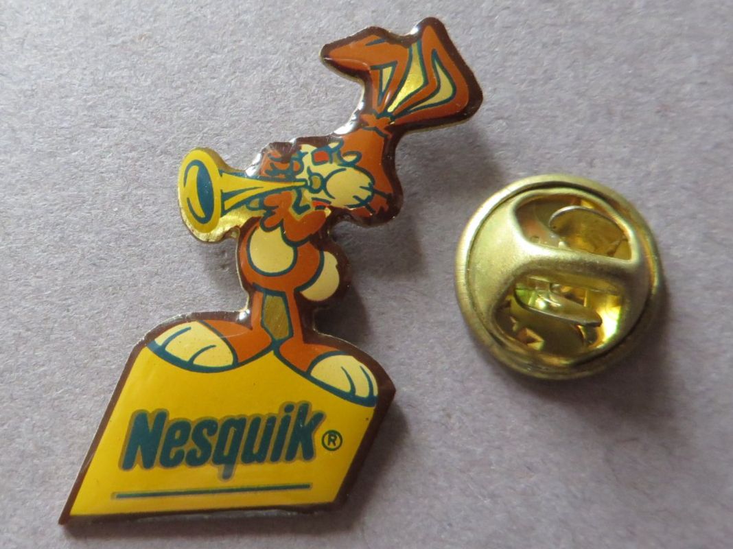Nestlé Placchette & Badge: PIN NESTLÉ NESQUIK HASE MIT TROMPETE – Usato da Neuhausen venduto da luckimucki