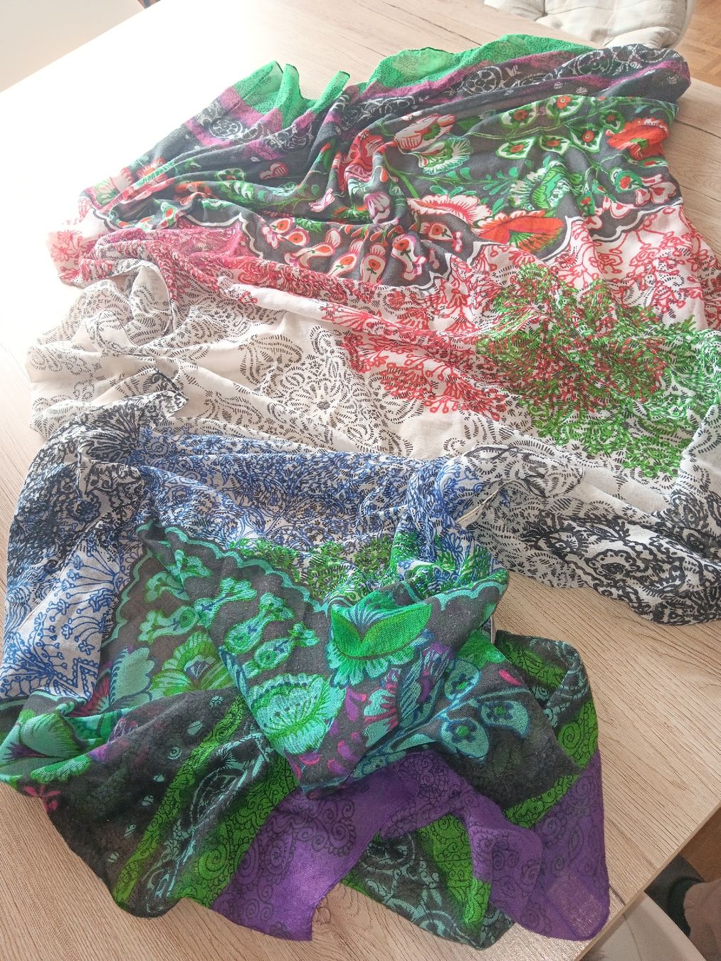 Desigual Foulard & Sciarpe: Écharpe Desigual multicolore – Usato da Savagnier venduto da Gaya2