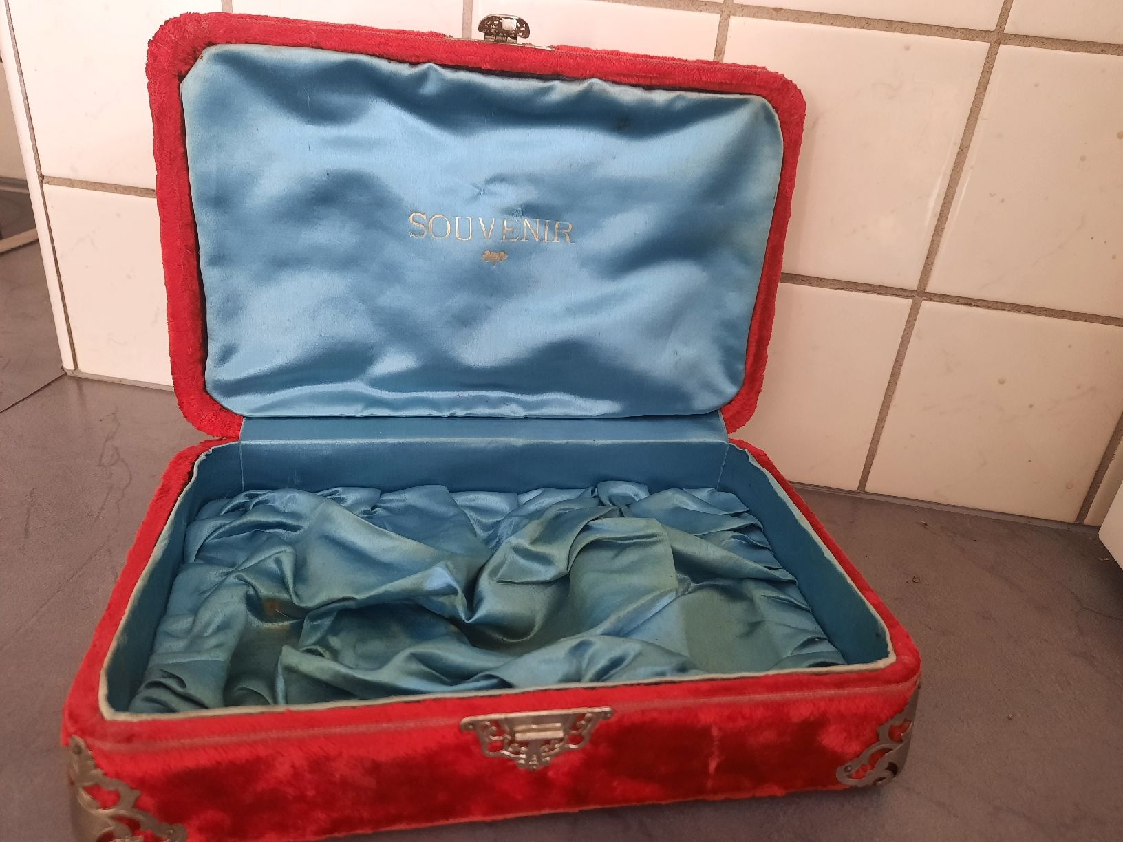 Barattoli: Vieille BOÎTE À BIJOUX, VELOURS – Usato da Le Locle venduto da marylise01 3