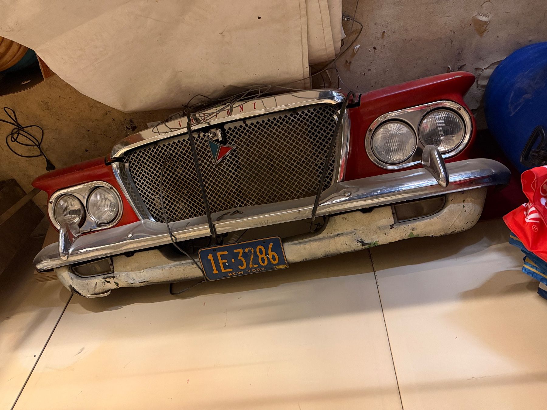 Chrysler Autres accessoires p. véhicule: Oldtimer Deko Front Chrysler Valiant – D'occasion à Mollis par Hepburn