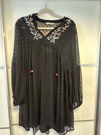 Kleid Zara Basic schwarz mit Stickerei Grösse M getragen