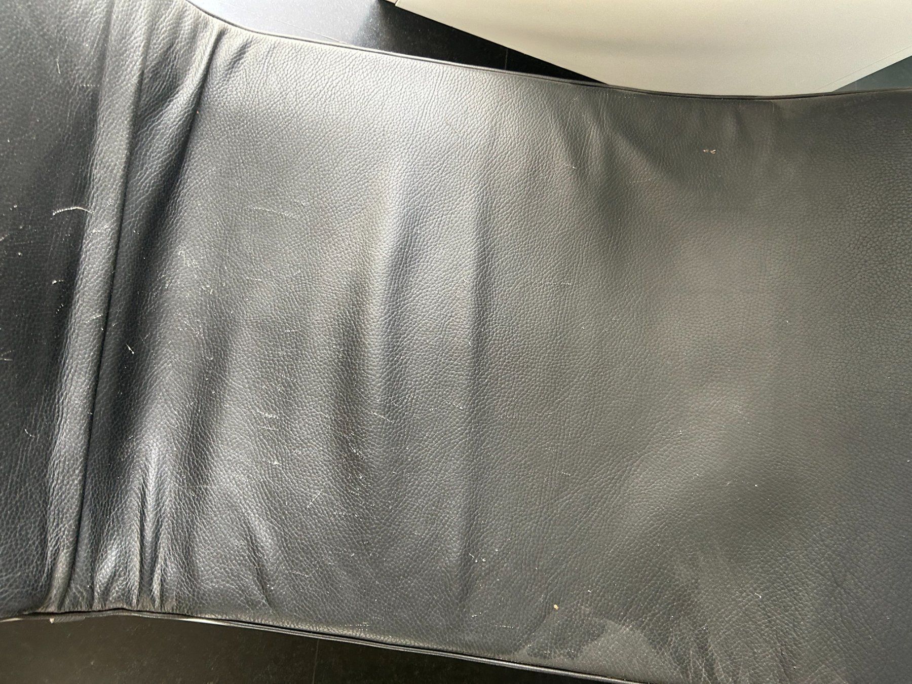 Liegen & Liegestühle: Liege / Chaise longue à la Corbusier – Gebraucht aus Binningen von Grr0 2
