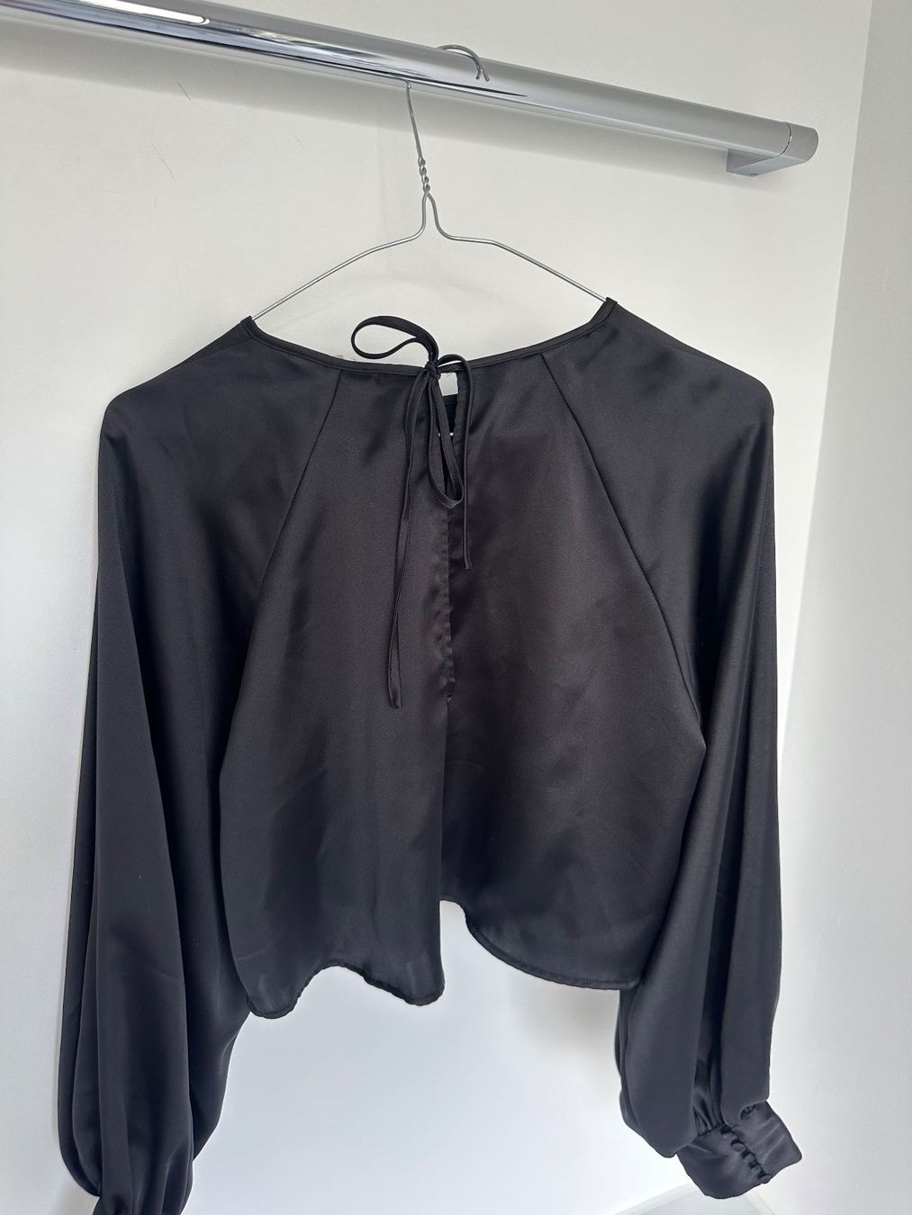 H&M Tops: H&M schwarze Bluse Satin Gr. S – Gebraucht aus Triesen von ann_6mxb 3