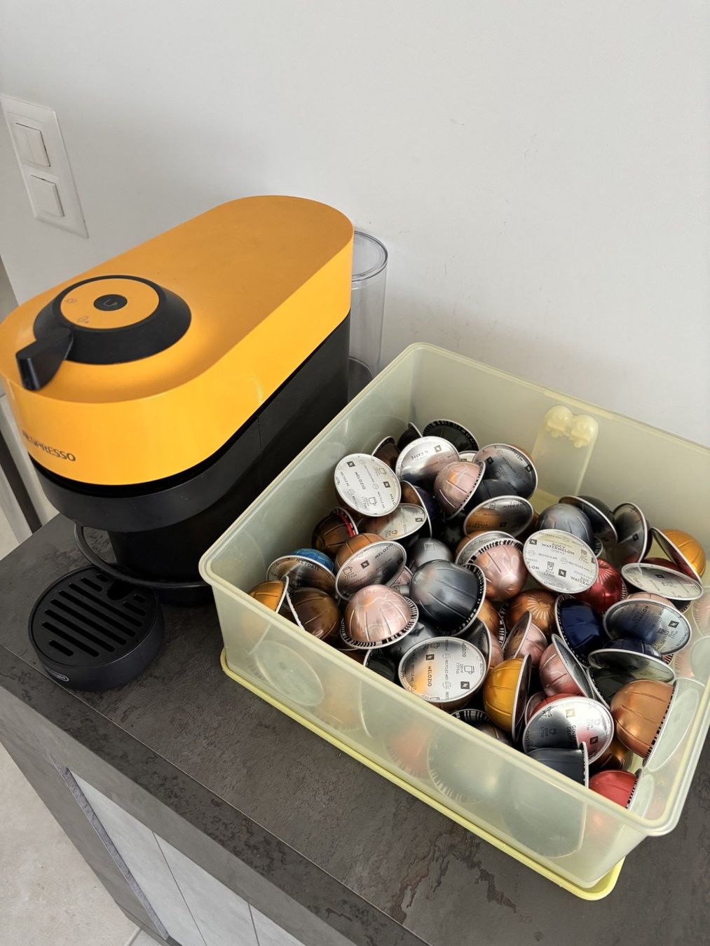 Nespresso Machines à café & Machines à expresso: Macchina Nespresso Vertuo con circa 100 capsule – D'occasion à Gordola par omb_9h68