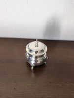 Versilberte Dose mit Deckel und Füssen