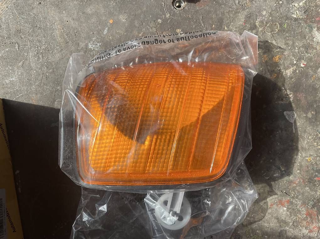 Alle Autoersatzteile: Mercedes W201 190E Blinker Orange – Gebraucht aus Altstätten SG von luk_y5gw 3
