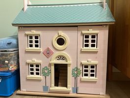 Holz Puppenhaus/Villa mit Puppen, Möbel, Auto und Zubehör