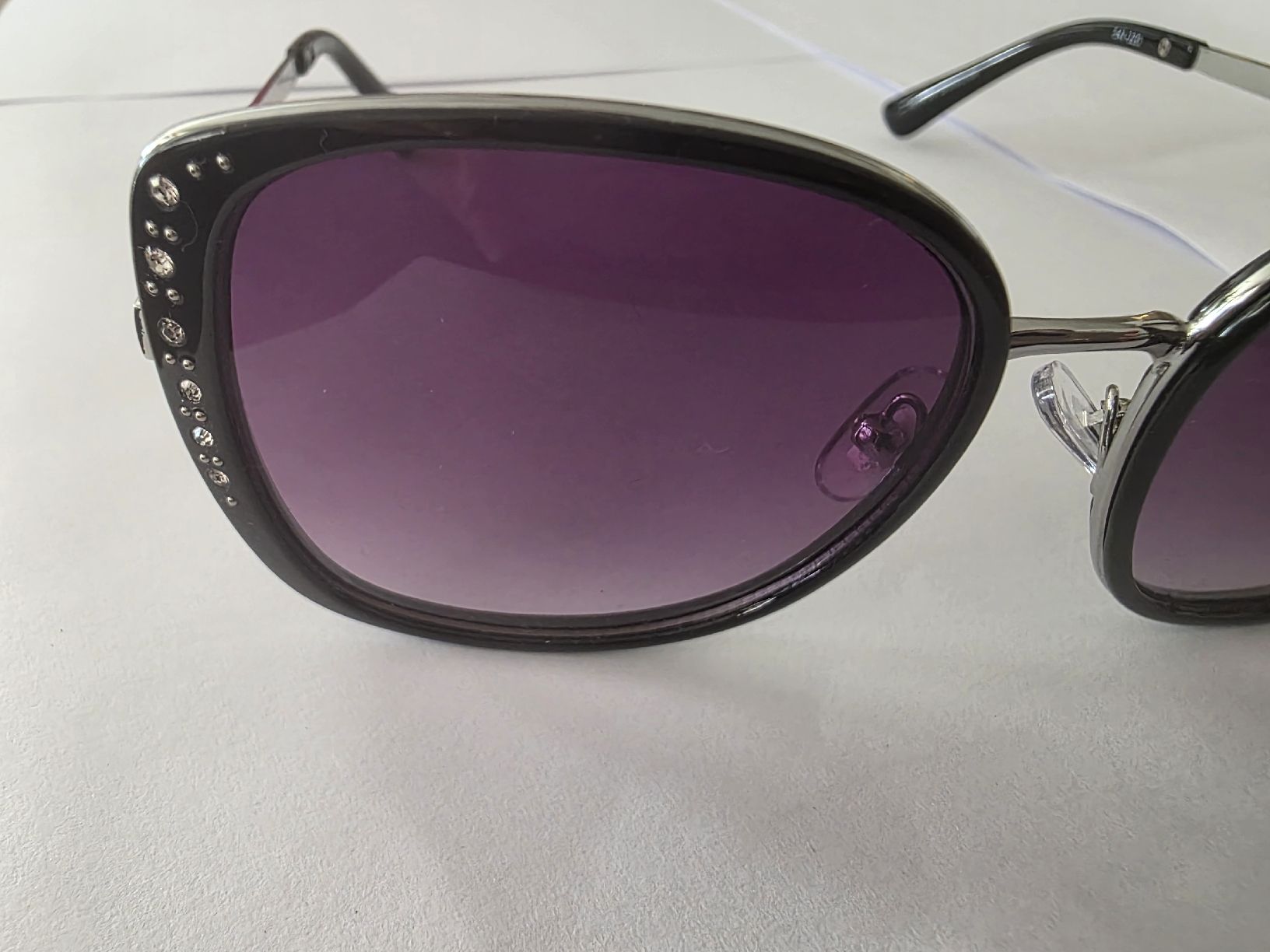 Occhiali & Lenti: Elegante Sonnenbrille mit Strass-Details – Usato da Horw venduto da Zedy01 7