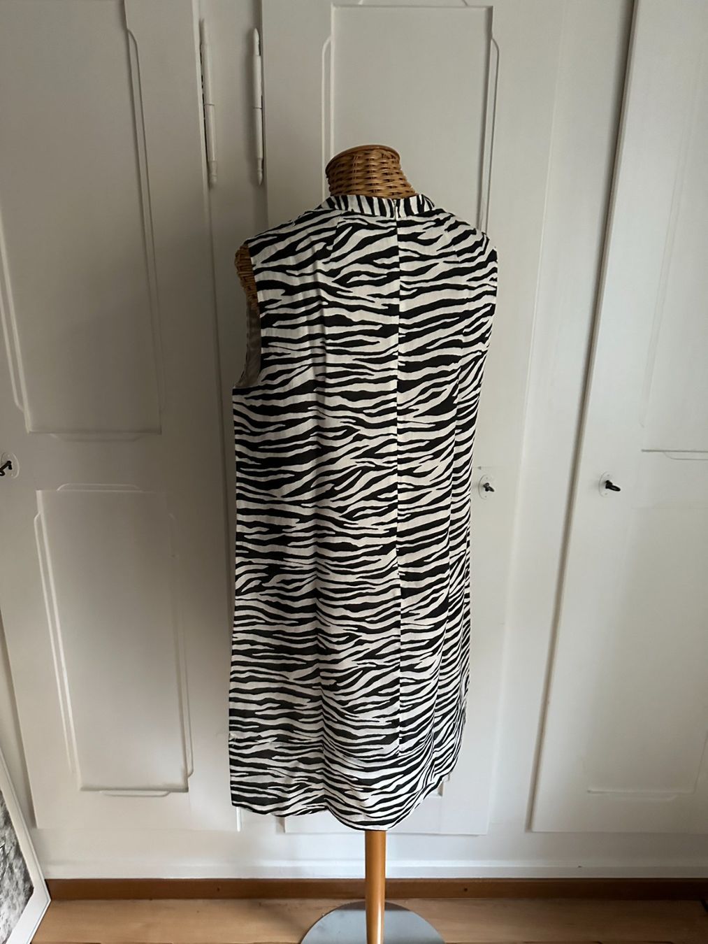 Max Mara Vestiti: MAX MARA - Zebra Etuikleid schwarz-weiss 40 – Usato da Zürich venduto da Diazaio 2
