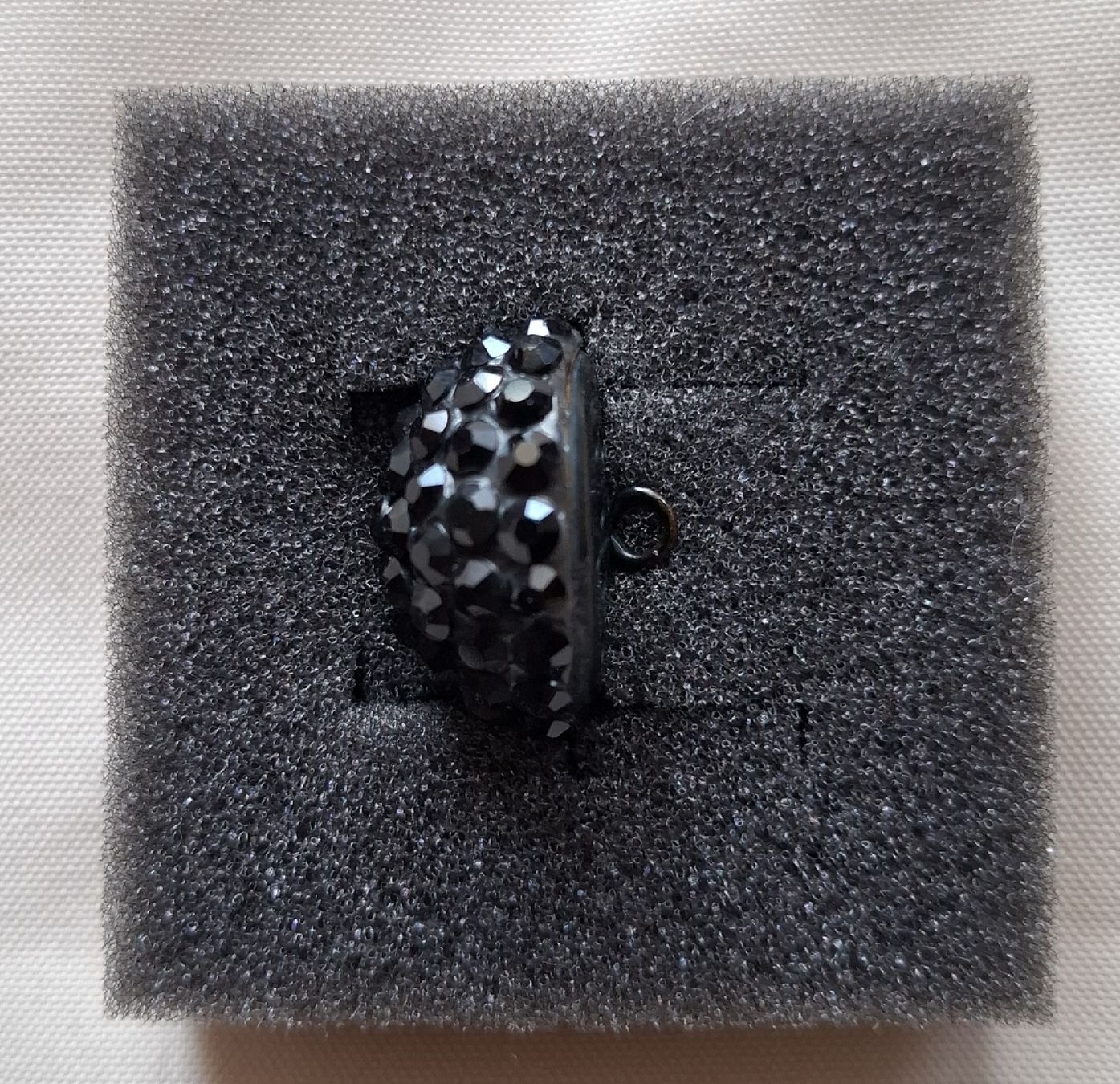 Bottoni: Schwarzer Strass-Knopf, 25 mm. – Usato da Dietikon venduto da Hirschkopf 2