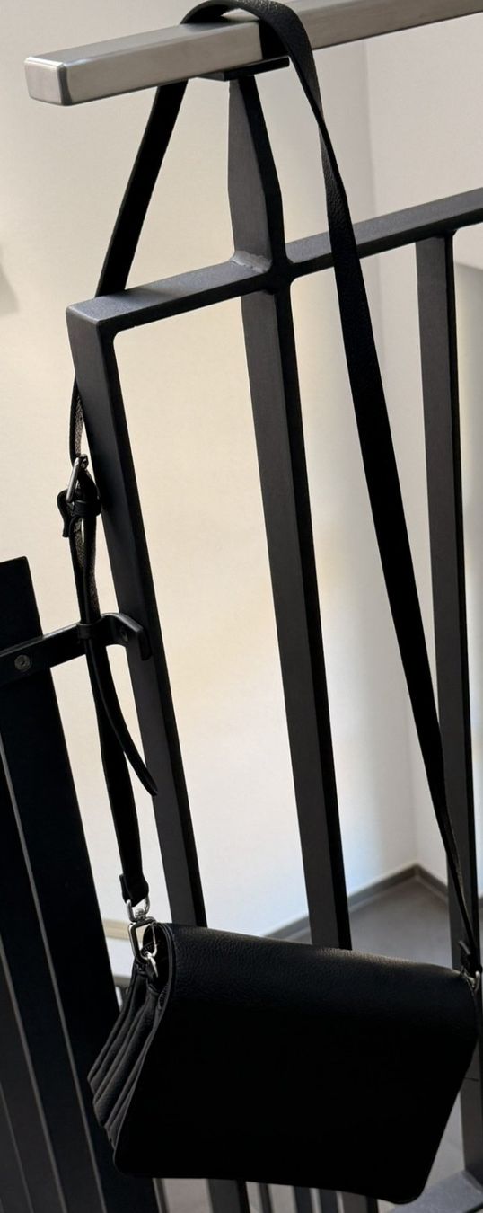 Sacs femmes: Handtasche schwarzes Kunstleder - schwarz – D'occasion à Lommis par manmarmi
