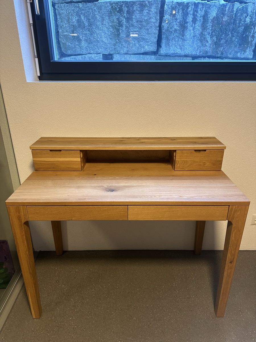 Scrivanie: Solid Wood Desk with Drawers - Excellent Condition! – Nuovo (secondo la descrizione) da Flüh venduto da cla_5975