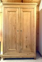 Alter Holzschrank