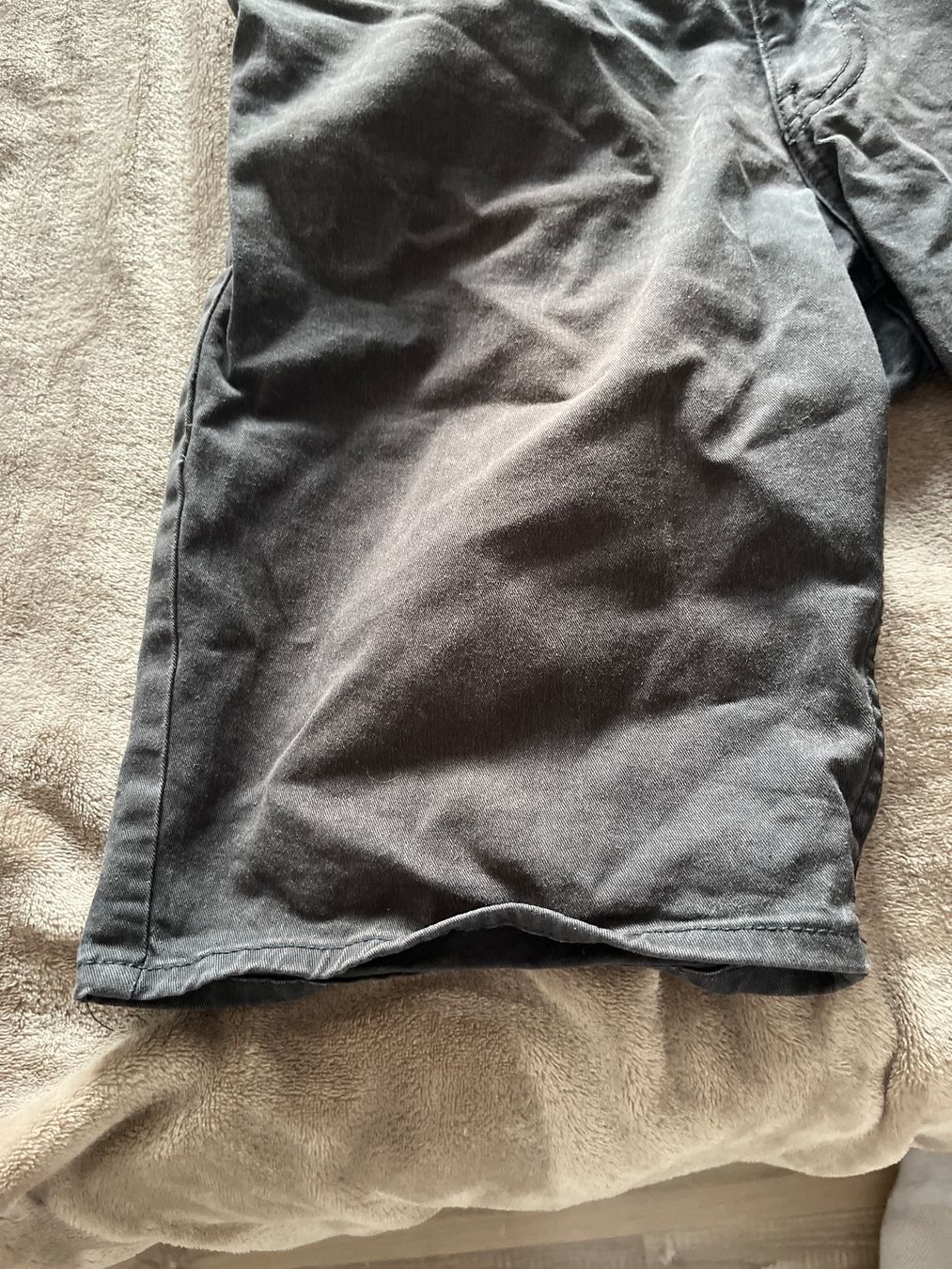 H&M Pantaloni: Short gris H&M – Usato da Le Locle venduto da Mayd_h 1