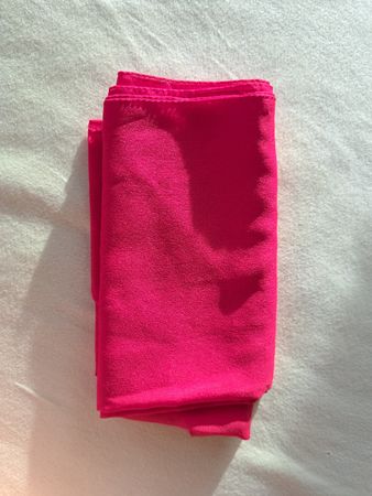 neu + ungetragen: rotes Foulard