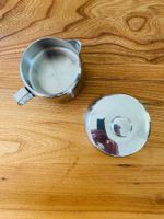 Milchkanne und Zuckerdose aus Chromstahl