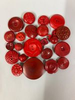 Attraktive rote Holzknöpfe