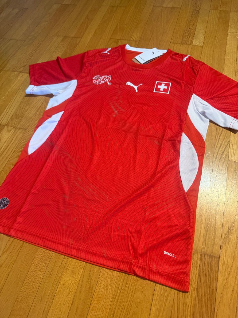 Camicie: Schweiz Trikot WM2026 - Neu - Large – Nuovo e nell'imballaggio originale da Zürich venduto da PMJ-Shop 3