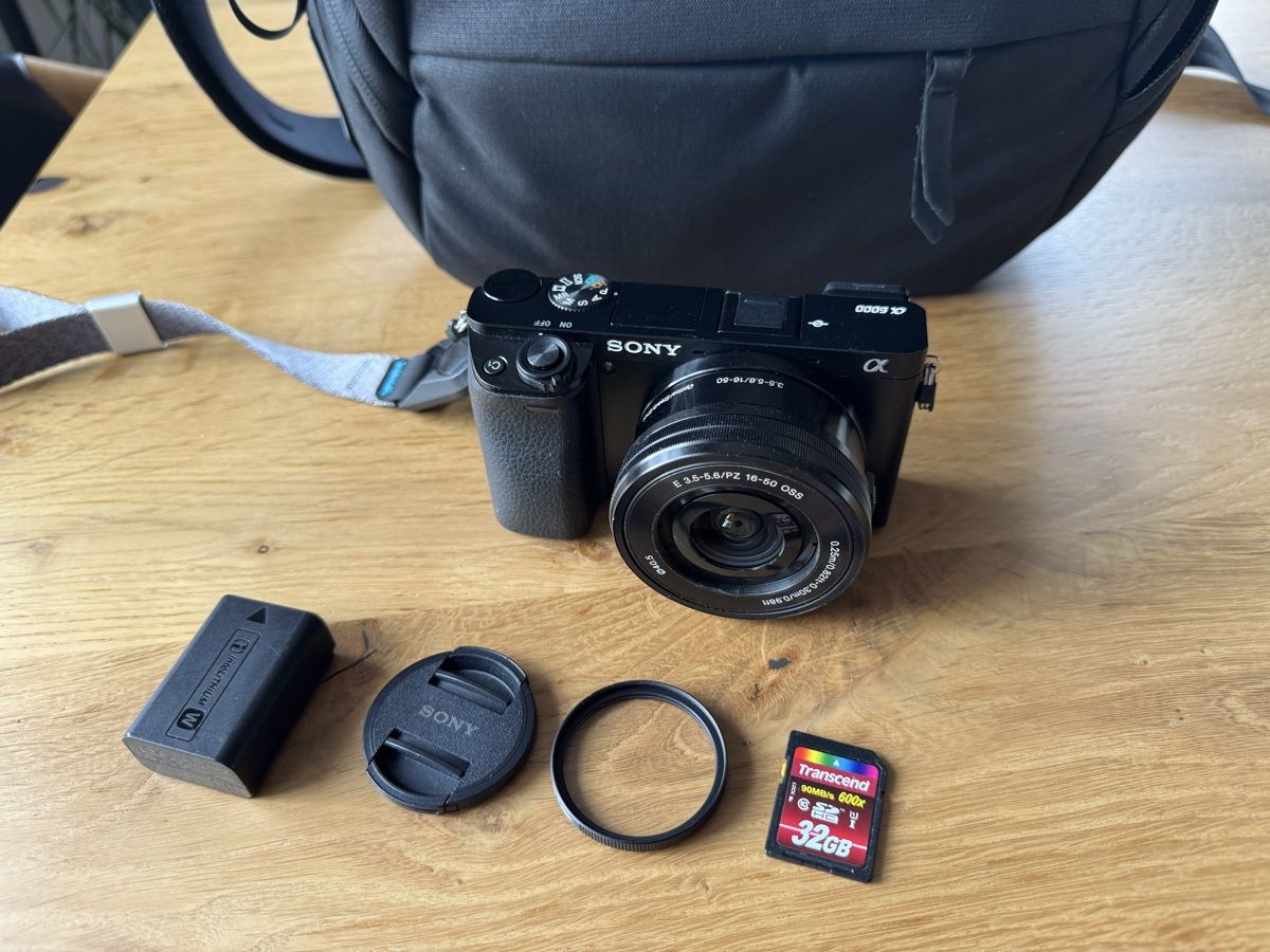 Sony Kamera: Sony A6000 mit Peakdesign Handschlaufe, Tasche u Hoya Filter – Gebraucht aus Oberlunkhofen von ste_vtj5