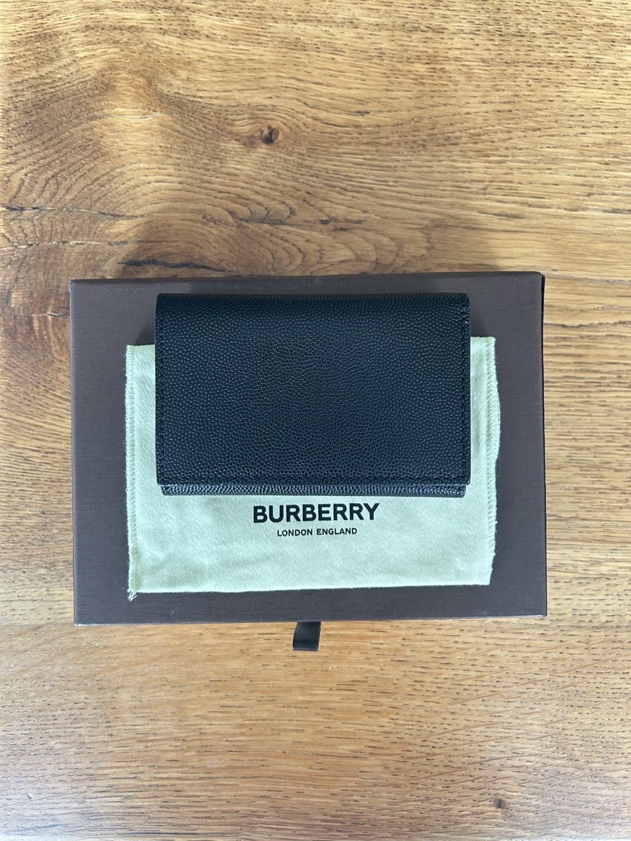 Burberry Portamonete: Burberry TB Logo Compact Trifold Wallet – Nuovo (secondo la descrizione) da Muttenz venduto da Raffaxf 1