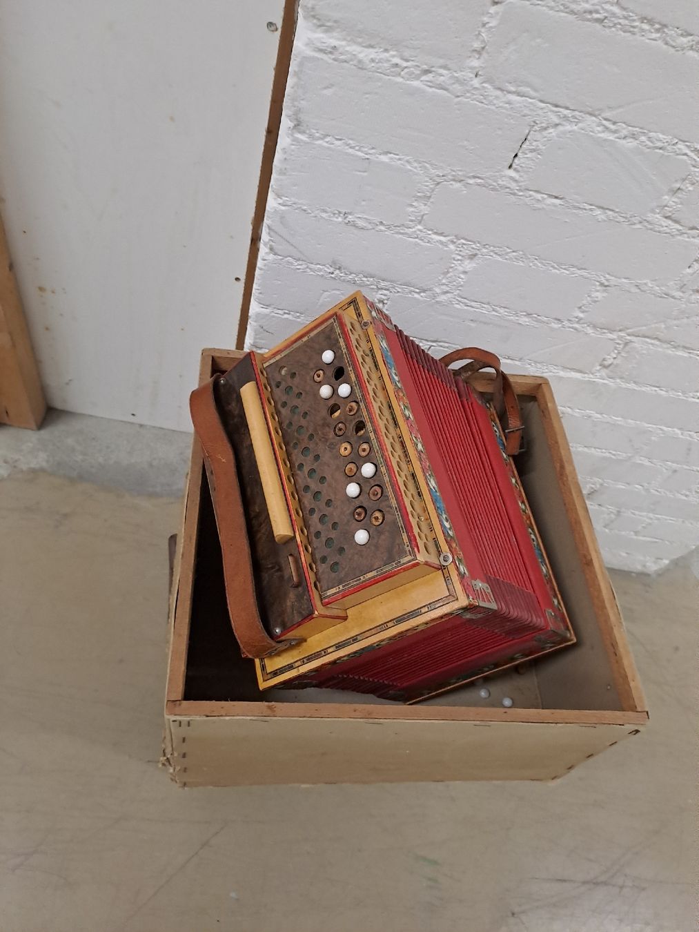 Strumenti musicali: schwyzerorgeli ton B 18 basses  – Usato da Villeneuve venduto da BibiVintage 6